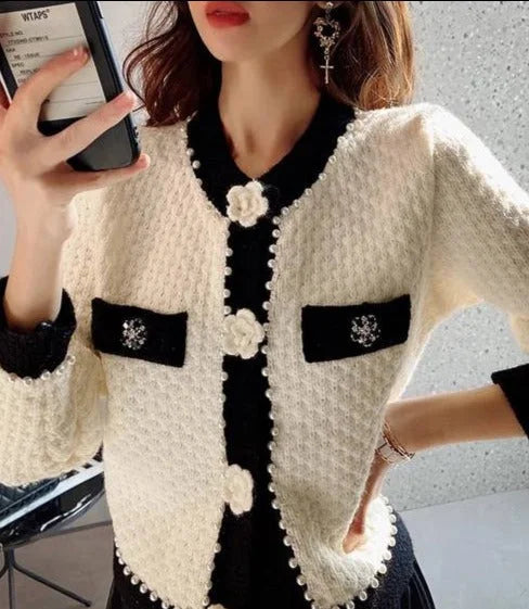 Cárdigan de mujer de punto con adornos de perlas, corte elegante para el otoño