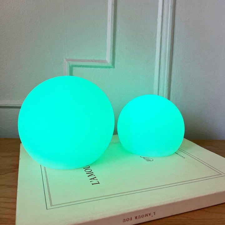 Lampada da tavolo LED senza fili in PVC, forma di luna e globo, dimmerabile, per soggiorno, IP65