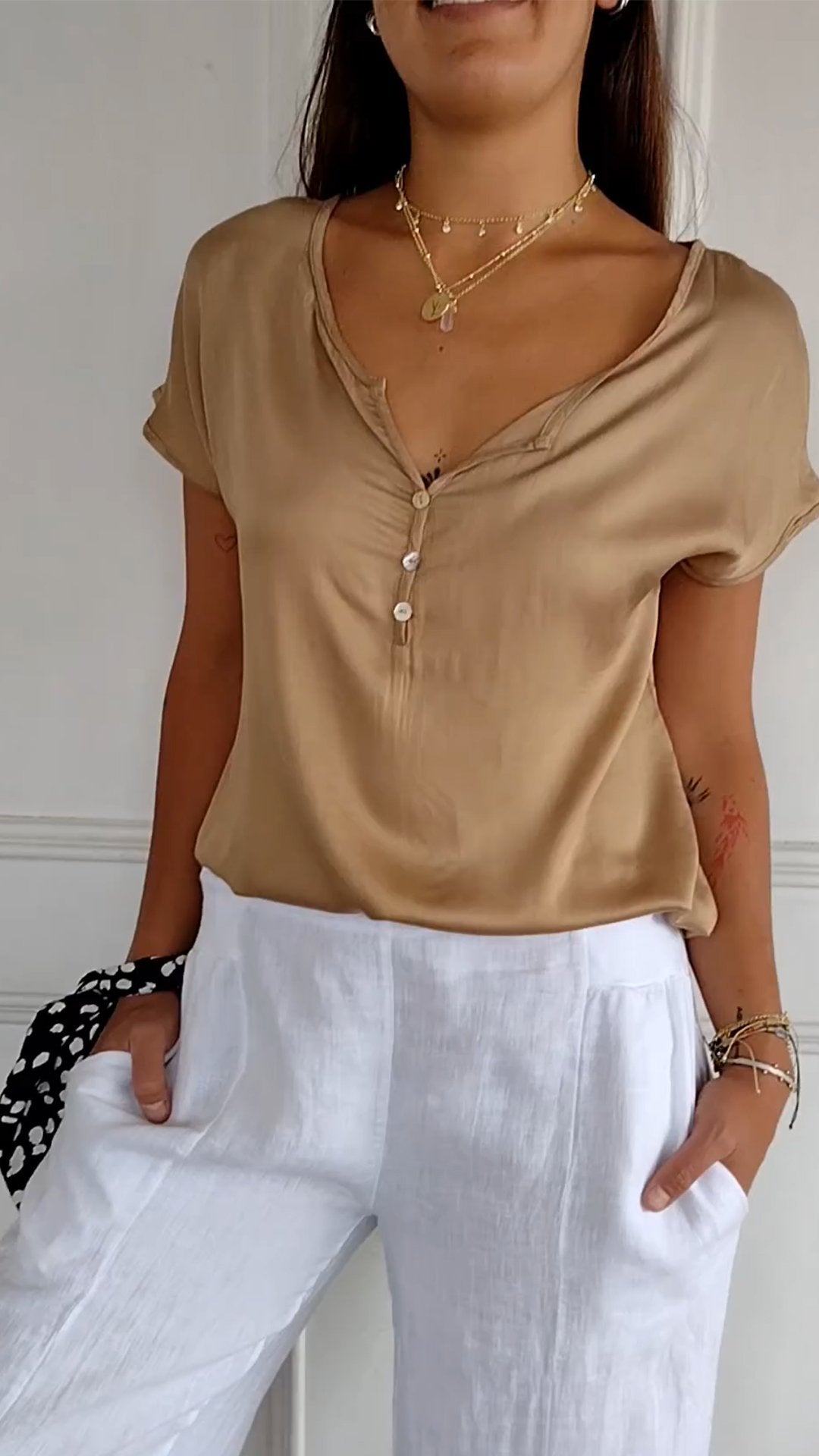 Evelyn - Elegant and comfortable V-neck blouse for women