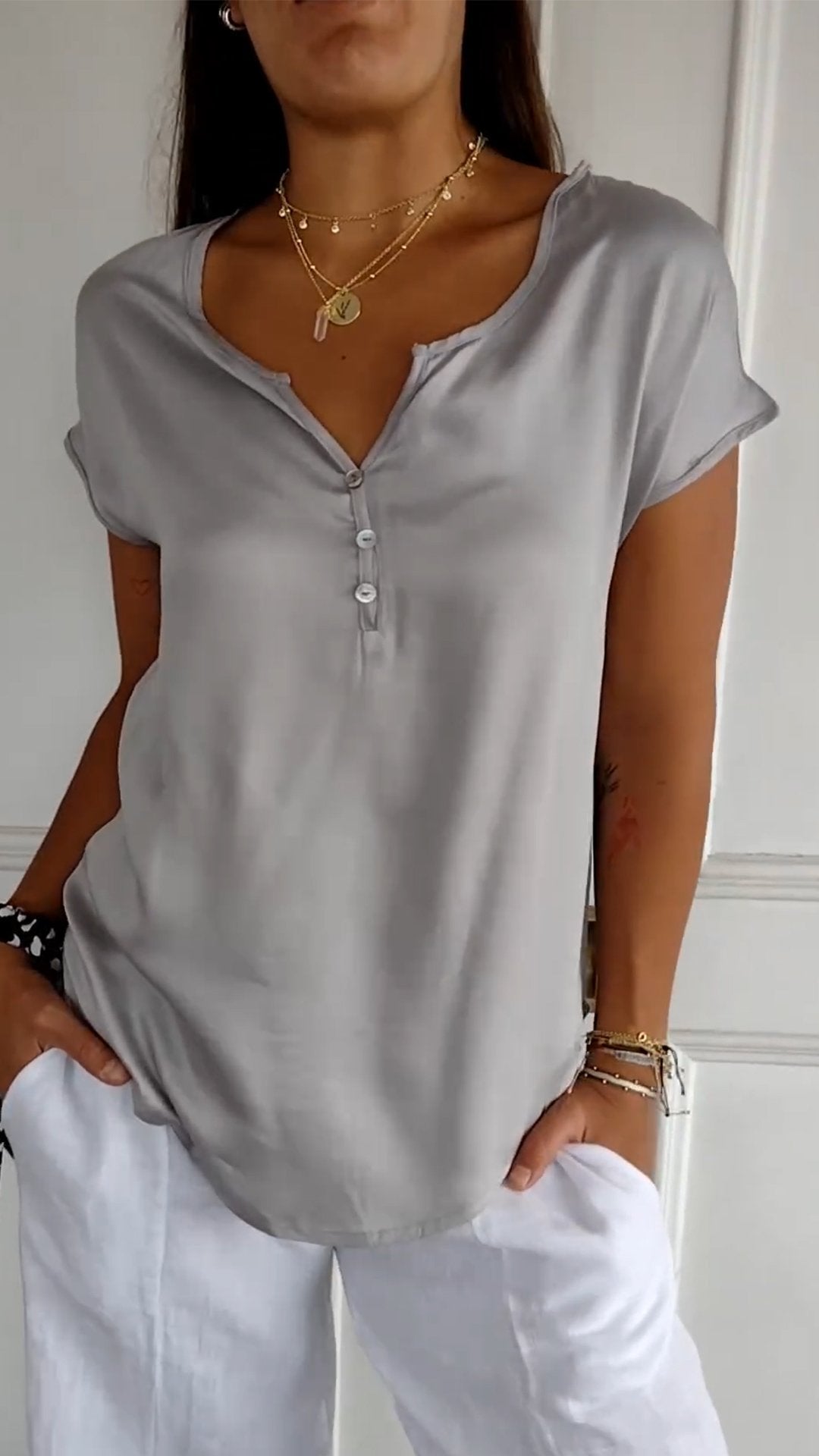 Evelyn - Elegant and comfortable V-neck blouse for women