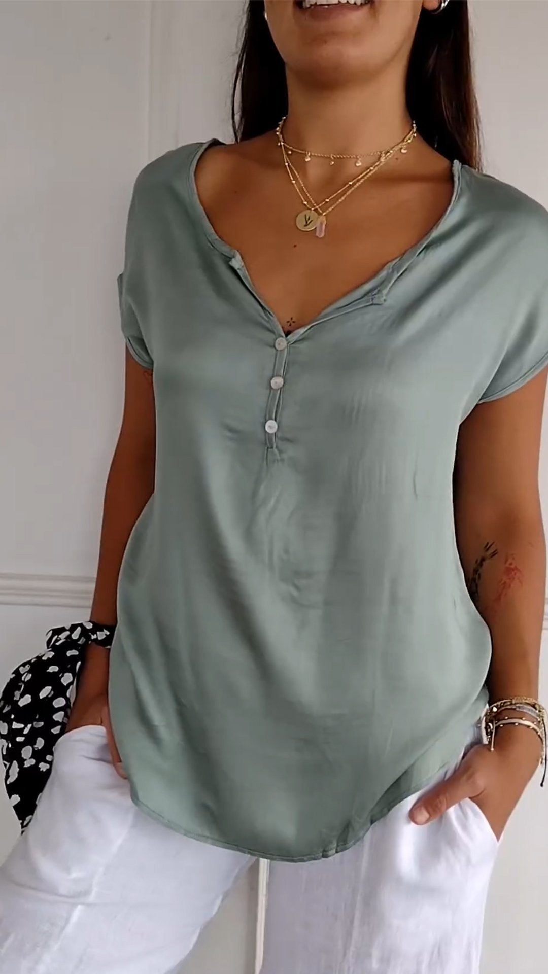 Evelyn - Elegant and comfortable V-neck blouse for women