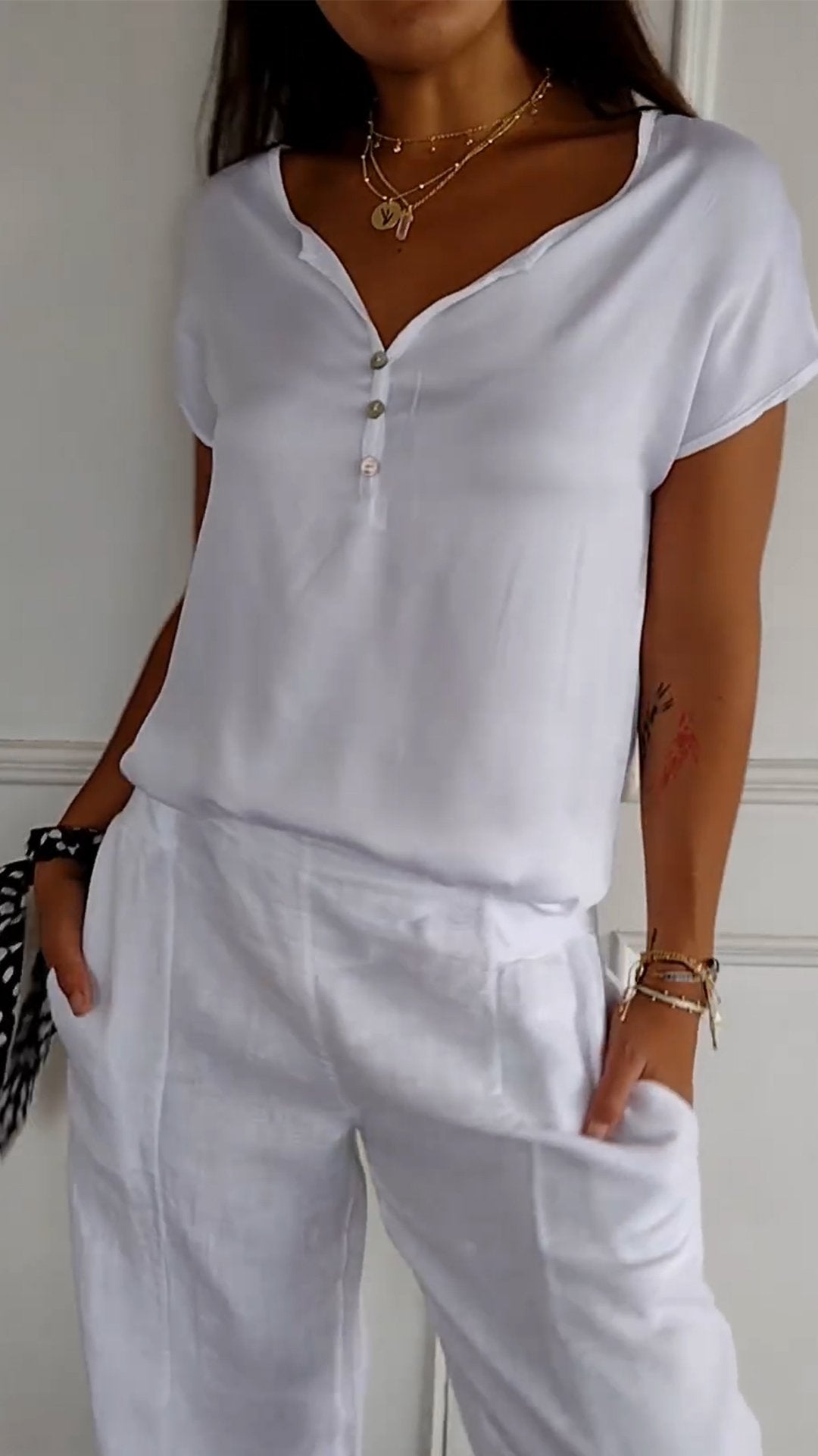 Evelyn - Elegant and comfortable V-neck blouse for women