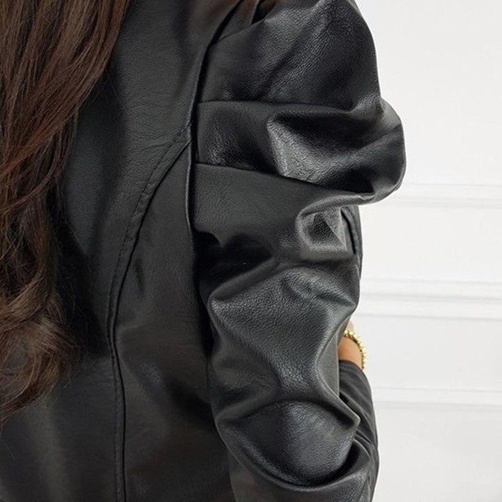 Veste motard courte en cuir pour femme, idéale pour l’automne