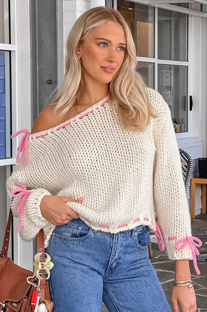 Maglione da donna in maglia con taglio asimmetrico e dettagli con lacci, stile di tendenza per l’autunno