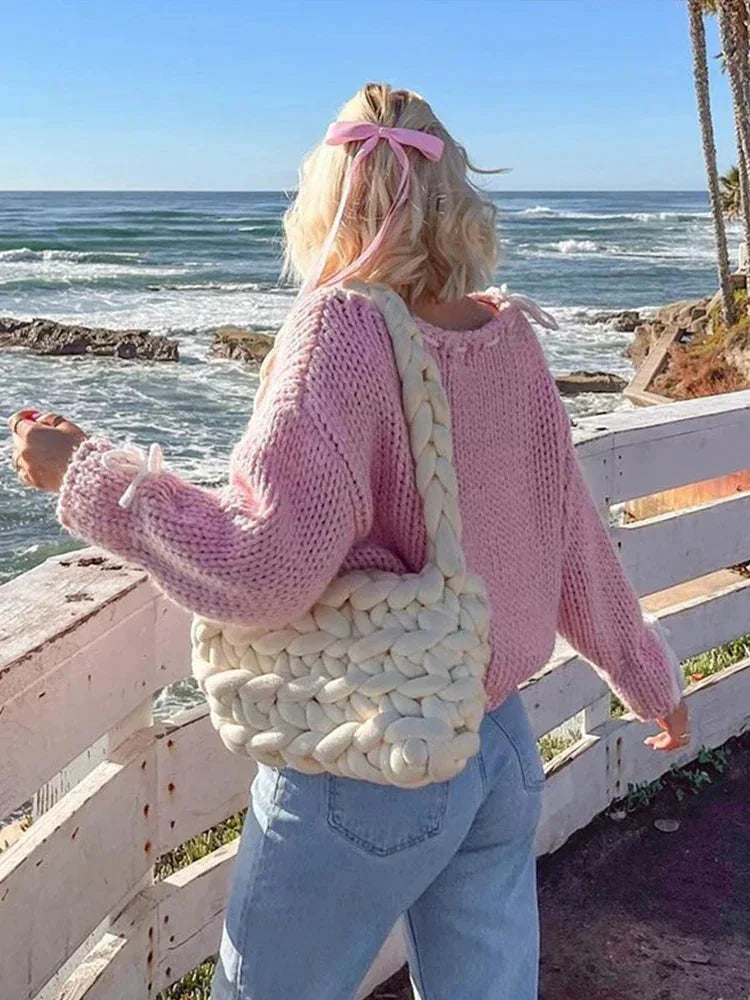 Maglione da donna in maglia con taglio asimmetrico e dettagli con lacci, stile di tendenza per l’autunno
