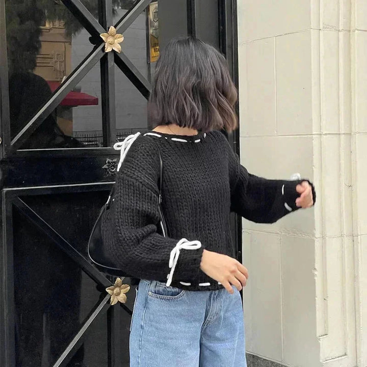 Maglione da donna in maglia con taglio asimmetrico e dettagli con lacci, stile di tendenza per l’autunno