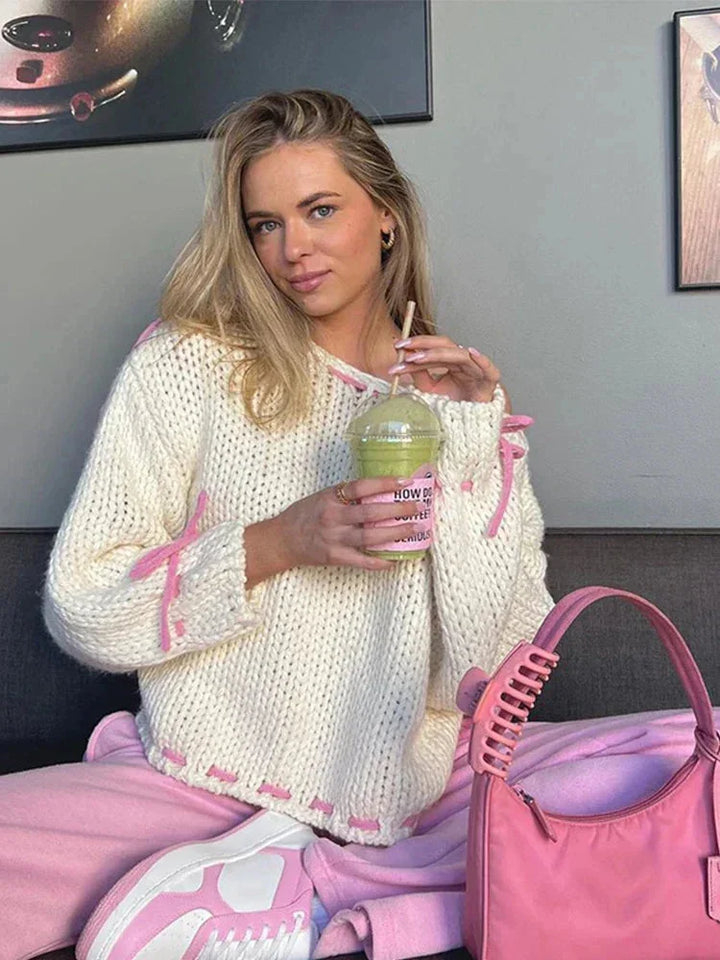 Maglione da donna in maglia con taglio asimmetrico e dettagli con lacci, stile di tendenza per l’autunno