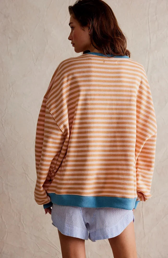 Pulover damă cu dungi, din tricot ușor și croială lejeră, pentru toamnă, în stil casual.