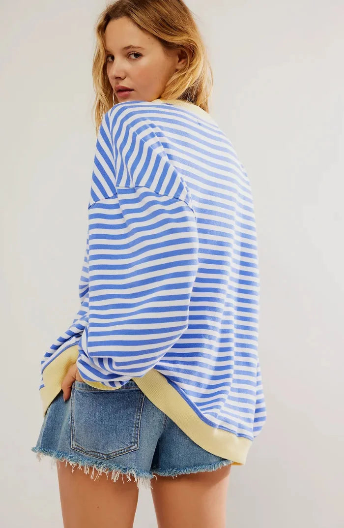 Pulover damă cu dungi, din tricot ușor și croială lejeră, pentru toamnă, în stil casual.