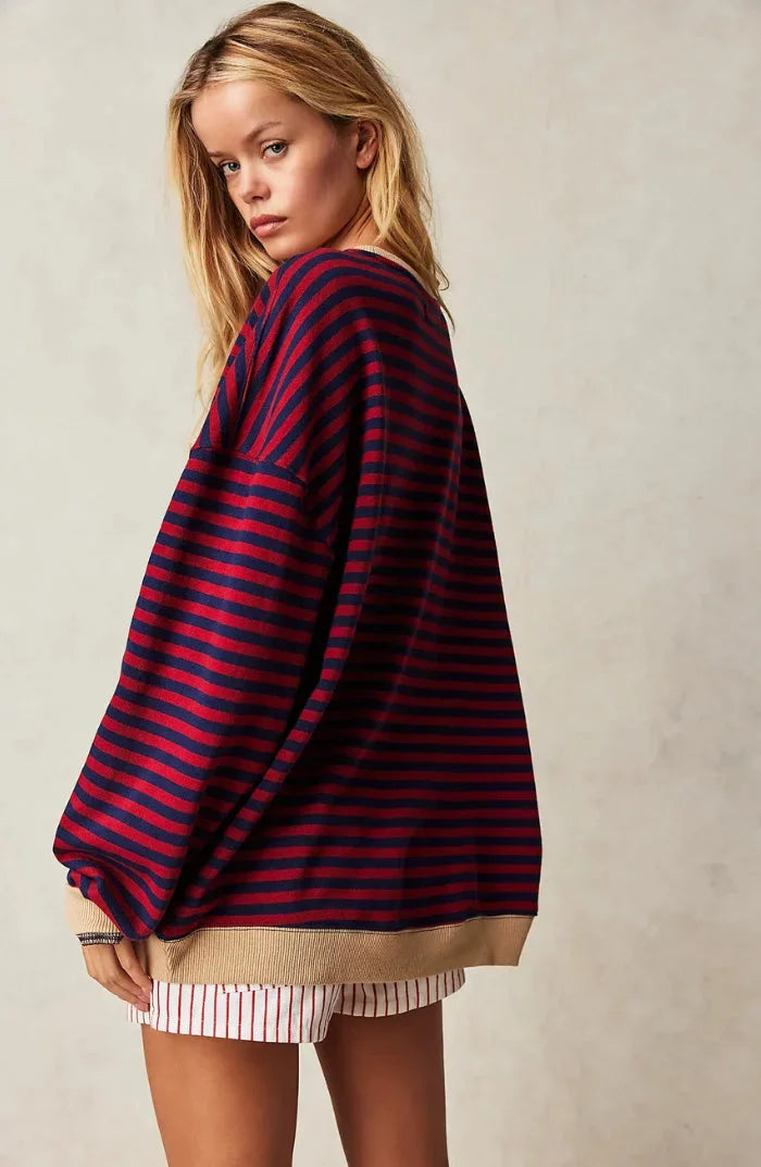 Pulover damă cu dungi, din tricot ușor și croială lejeră, pentru toamnă, în stil casual.