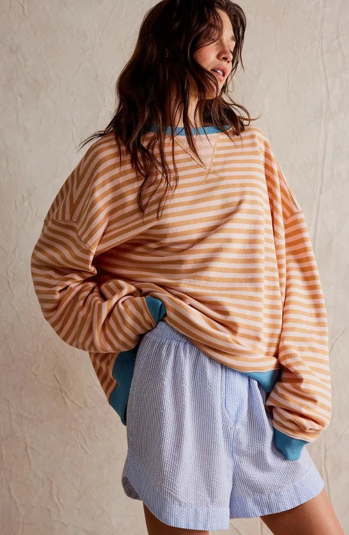 Pulover damă cu dungi, din tricot ușor și croială lejeră, pentru toamnă, în stil casual.