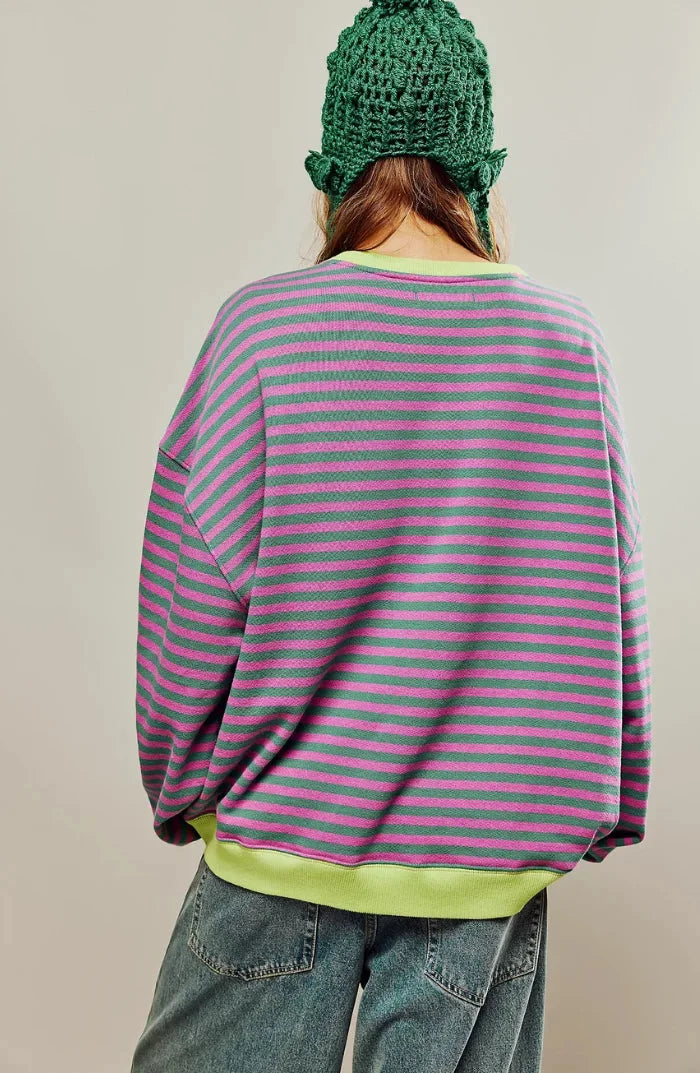 Pulover damă cu dungi, din tricot ușor și croială lejeră, pentru toamnă, în stil casual.
