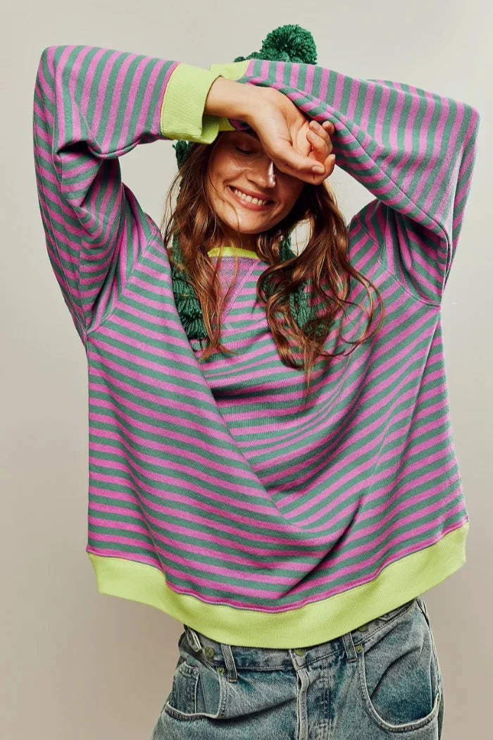 Pulover damă cu dungi, din tricot ușor și croială lejeră, pentru toamnă, în stil casual.