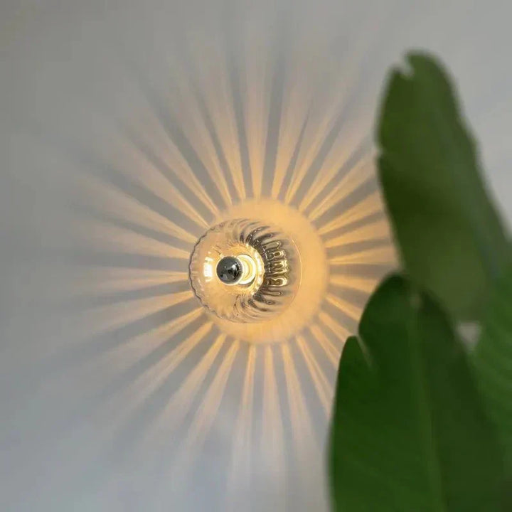 Applique murale métallique avec abat-jour en verre pour salon