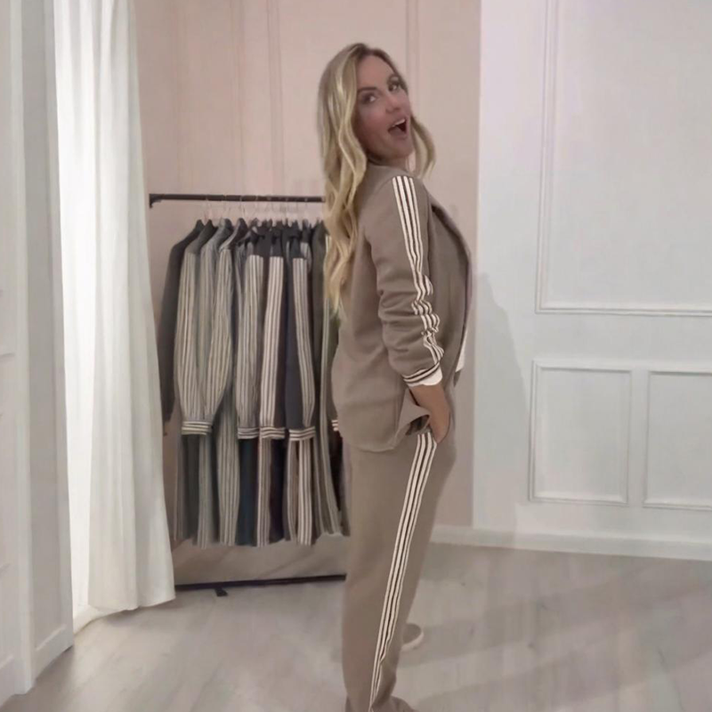 Tenue féminine en maille veste et pantalon à jambes larges, automne