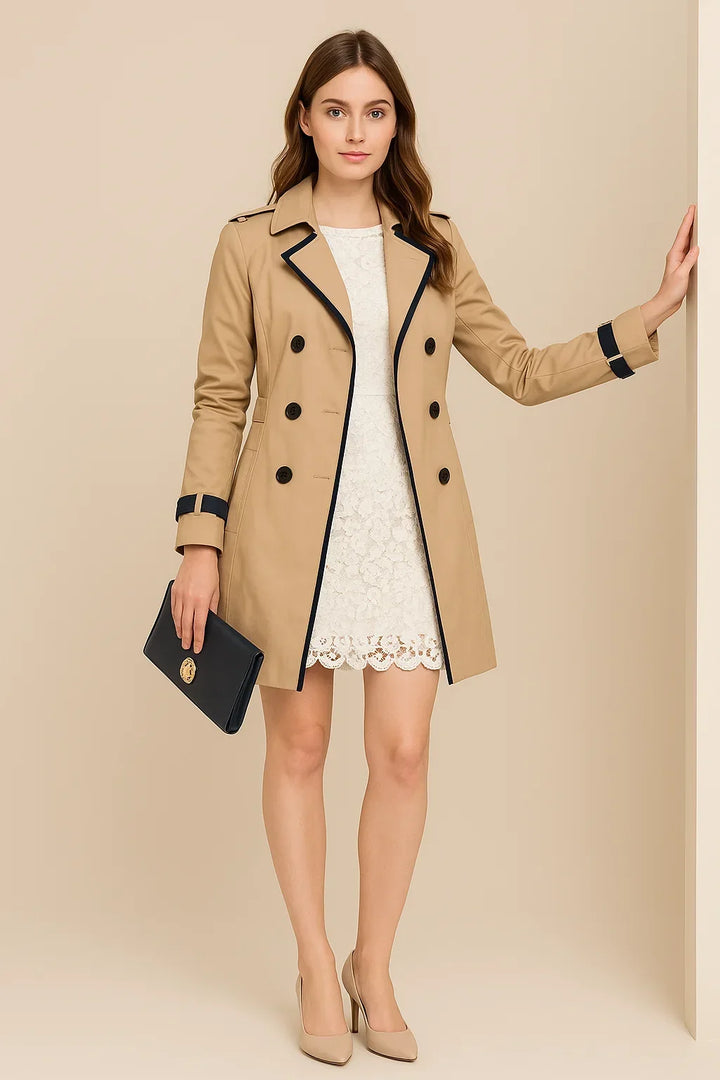 Trench-coat femme à double boutonnage, élégant manteau de transition pour l'automne à coupe classique.