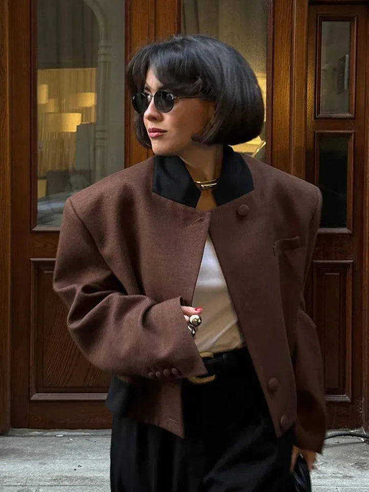 Women’s short blazer-style collared jacket for autumn, elegant fit