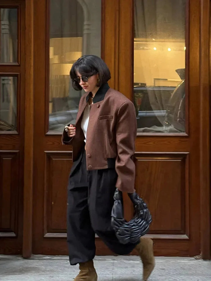 Women’s short blazer-style collared jacket for autumn, elegant fit