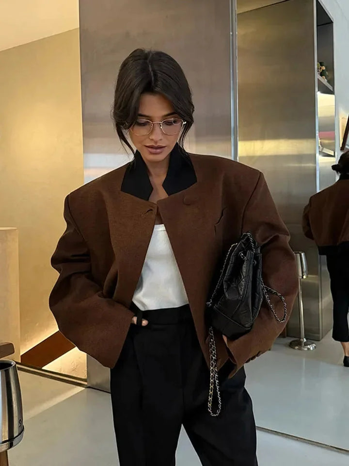 Women’s short blazer-style collared jacket for autumn, elegant fit