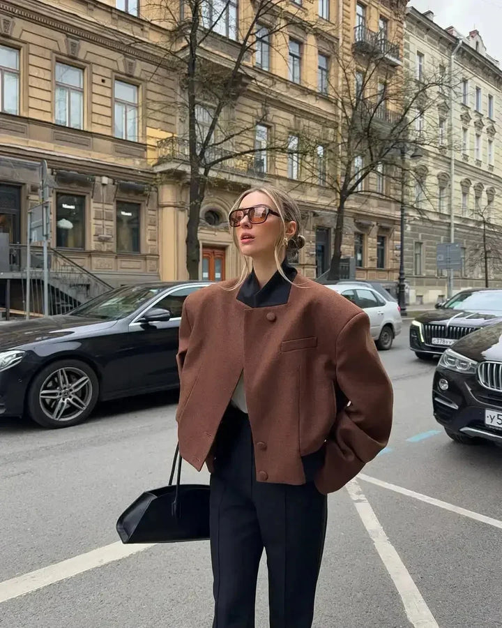 Women’s short blazer-style collared jacket for autumn, elegant fit