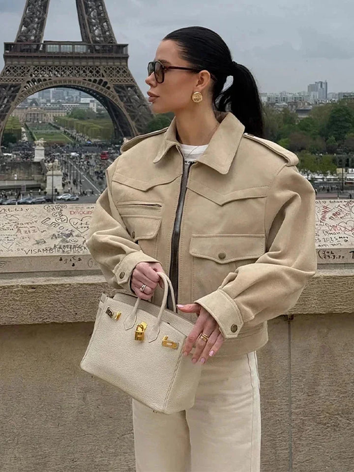 Trench corto in pelle scamosciata da donna, taglio blazer, con colletto a revers, per l’autunno.