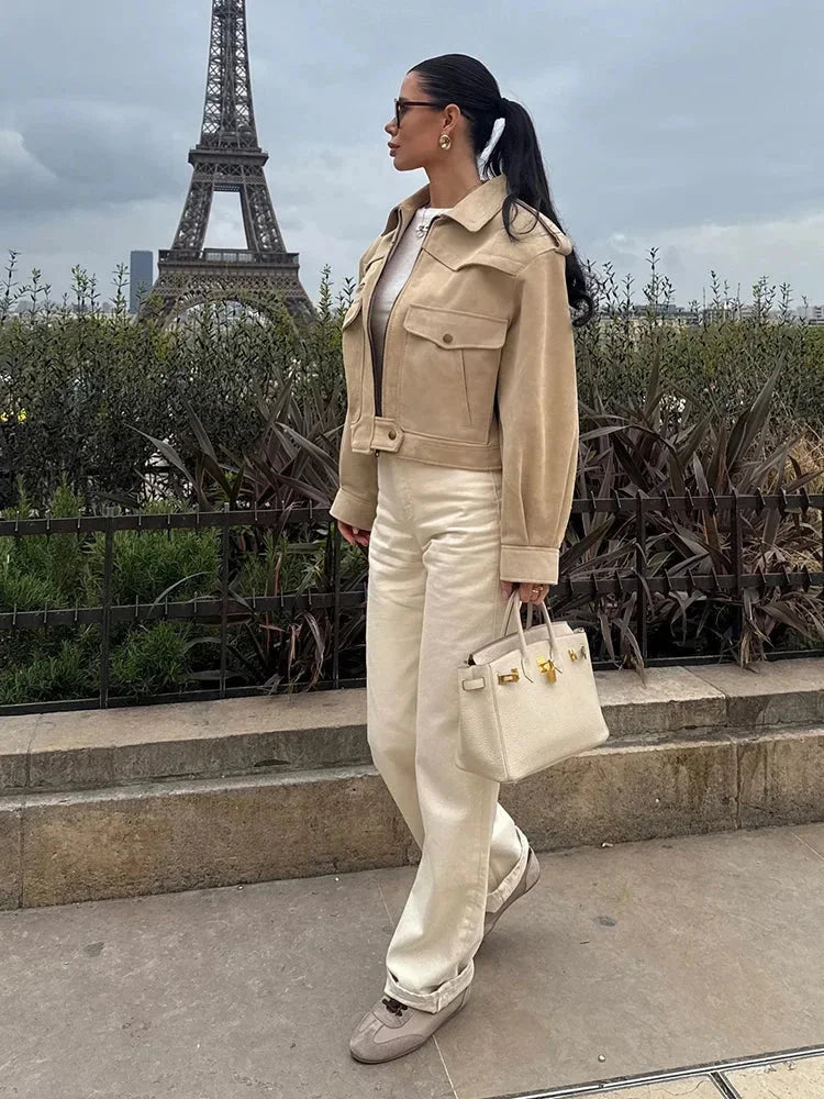 Trench corto in pelle scamosciata da donna, taglio blazer, con colletto a revers, per l’autunno.