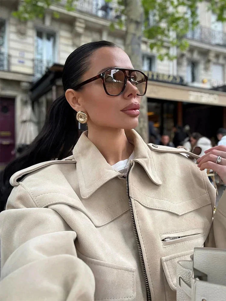 Trench corto in pelle scamosciata da donna, taglio blazer, con colletto a revers, per l’autunno.