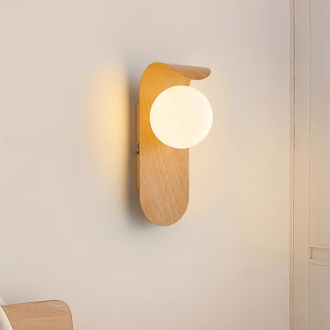 Aplica de perete LED sferică cu finisaj lemn pentru living, 13 × 25 cm