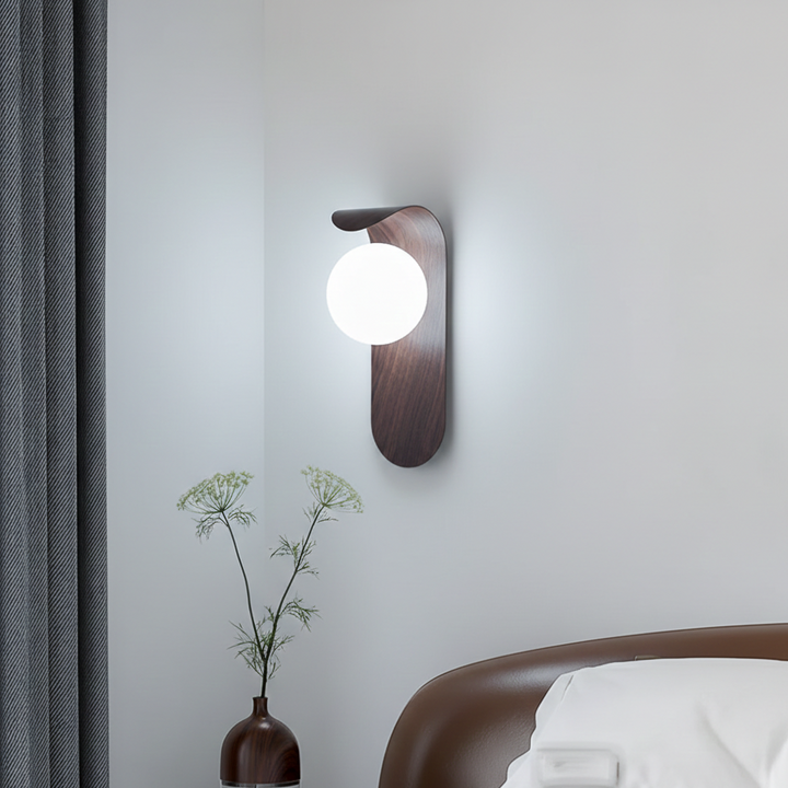 Aplica de perete LED sferică cu finisaj lemn pentru living, 13 × 25 cm