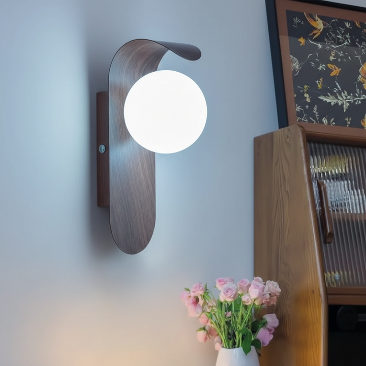 Aplica de perete LED sferică cu finisaj lemn pentru living, 13 × 25 cm