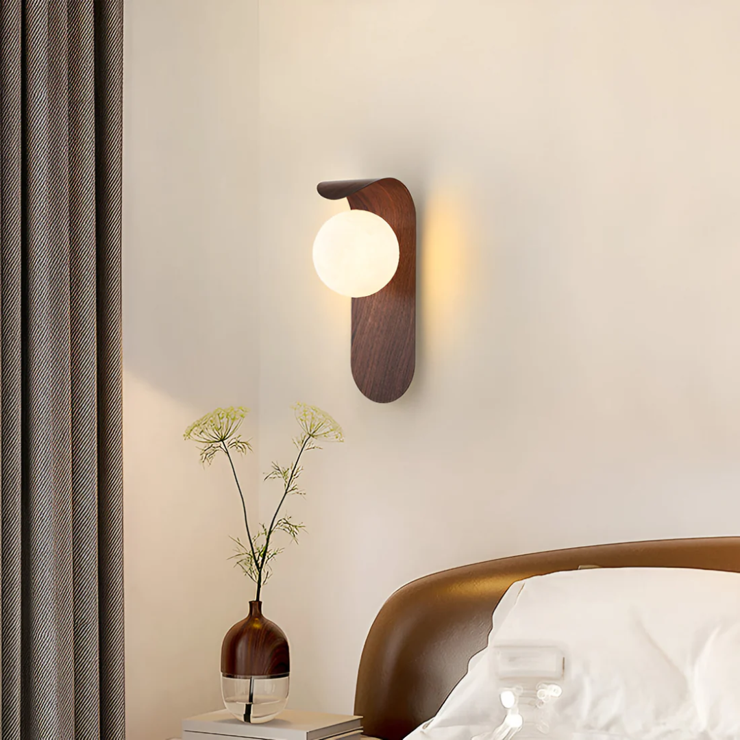 Aplica de perete LED sferică cu finisaj lemn pentru living, 13 × 25 cm