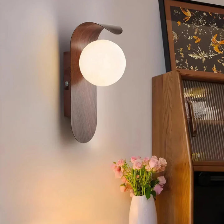 Aplica de perete LED sferică cu finisaj lemn pentru living, 13 × 25 cm
